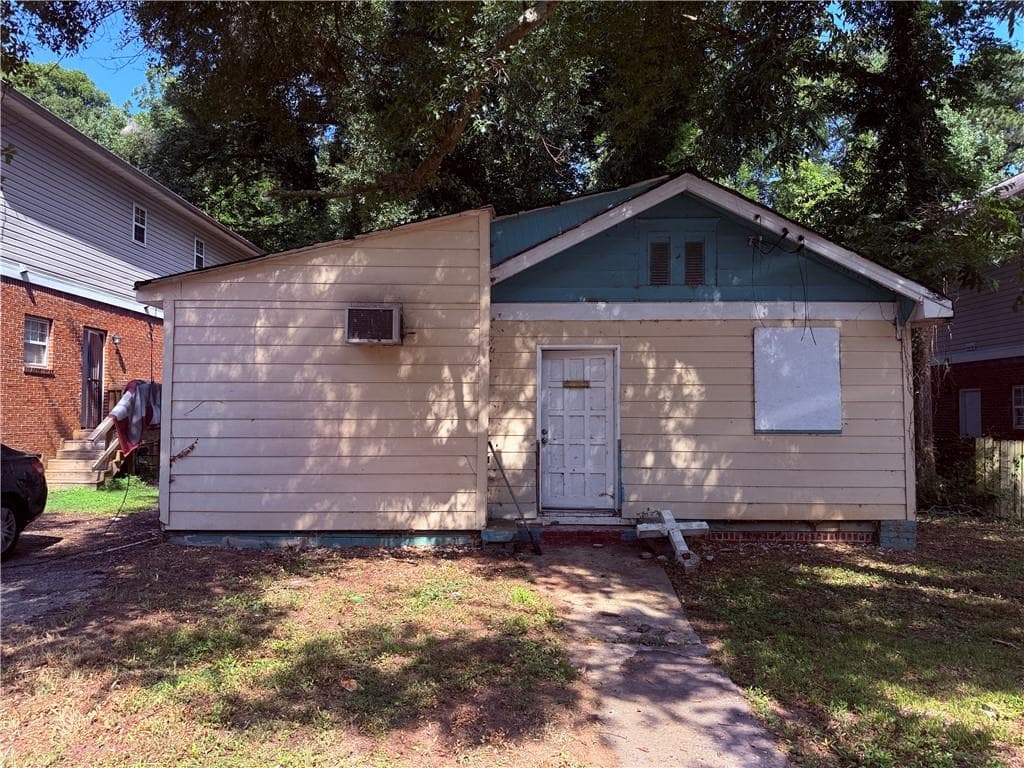 3 bedroom, 2 bathroom, 1,613 sq ft single family residence under contract at 984 Sims Avenue, Atlanta, GA 30318