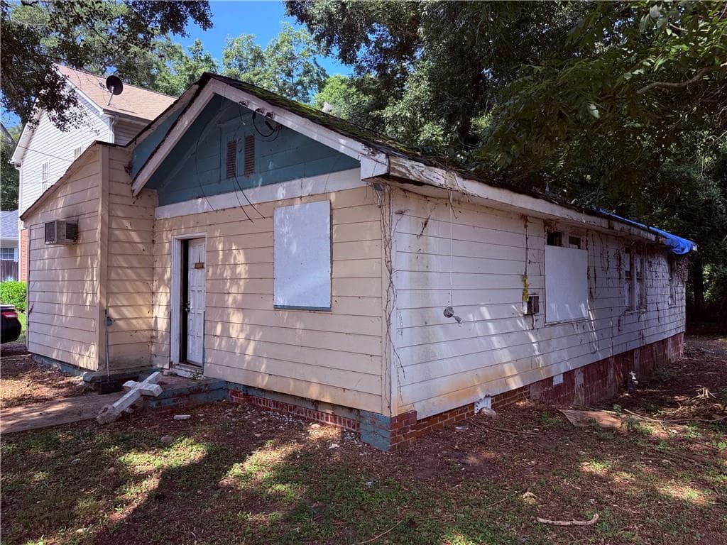 3 bedroom, 2 bathroom, 1,613 sq ft single family residence under contract at 984 Sims Avenue, Atlanta, GA 30318 — photo 2
