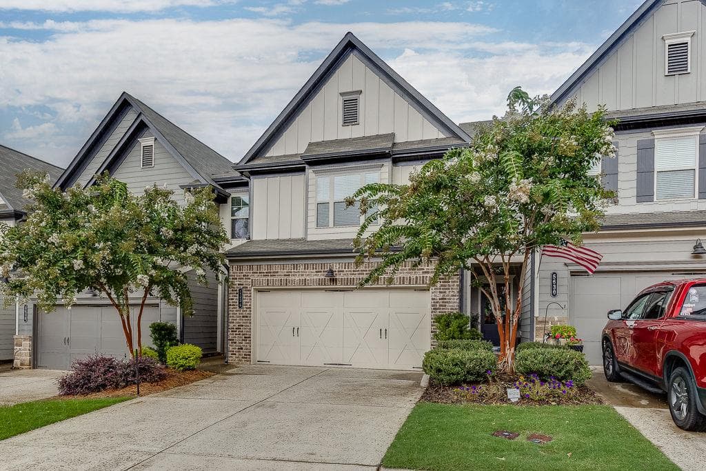 3 bedroom, 3 bathroom, 2,020 sq ft townhouse for sale at 5634 Parkview Lane, Flowery Branch, GA 30542 — photo 2