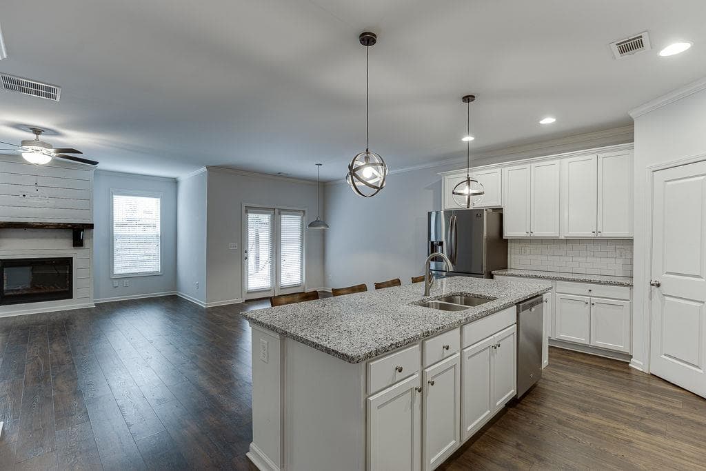 3 bedroom, 3 bathroom, 2,020 sq ft townhouse for sale at 5634 Parkview Lane, Flowery Branch, GA 30542 — photo 8
