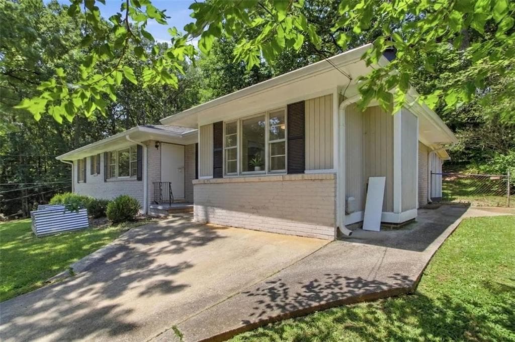 3 bedroom, 2 bathroom, 1,381 sq ft single family residence for sale at 1763 Meadowglades Drive, Decatur, GA 30035 — photo 3