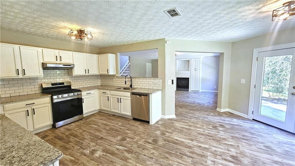 5 bedroom, 3 bathroom, 2,854 sq ft single family residence for sale at 528 Lazy River Lane, Woodstock, GA 30188 — photo 6