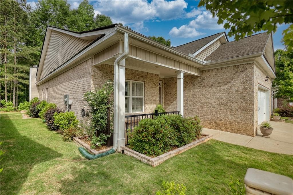 3 bedroom, 2 bathroom, 1,684 sq ft single family residence for sale at 9120 Leverett Circle, Covington, GA 30014 — photo 5