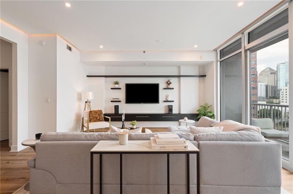 2 bedroom, 3 bathroom, 1,512 sq ft condominium for sale at 950 W Peachtree Street 1309, Atlanta, GA 30309 — photo 3