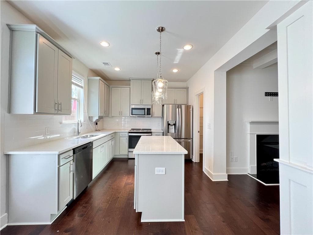 3 bedroom, 3 bathroom, 2,136 sq ft townhouse for sale at 5855 Radford Loop, Fairburn, GA 30213 — photo 6