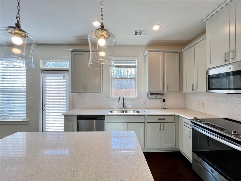 3 bedroom, 3 bathroom, 2,136 sq ft townhouse for sale at 5855 Radford Loop, Fairburn, GA 30213 — photo 8