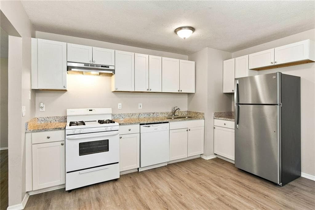 3 bedroom, 2 bathroom, 1,378 sq ft single family residence for rent at 4174 Shiloh Ridge Trail, Kennesaw, GA 30144 for $1,995 a month — photo 2