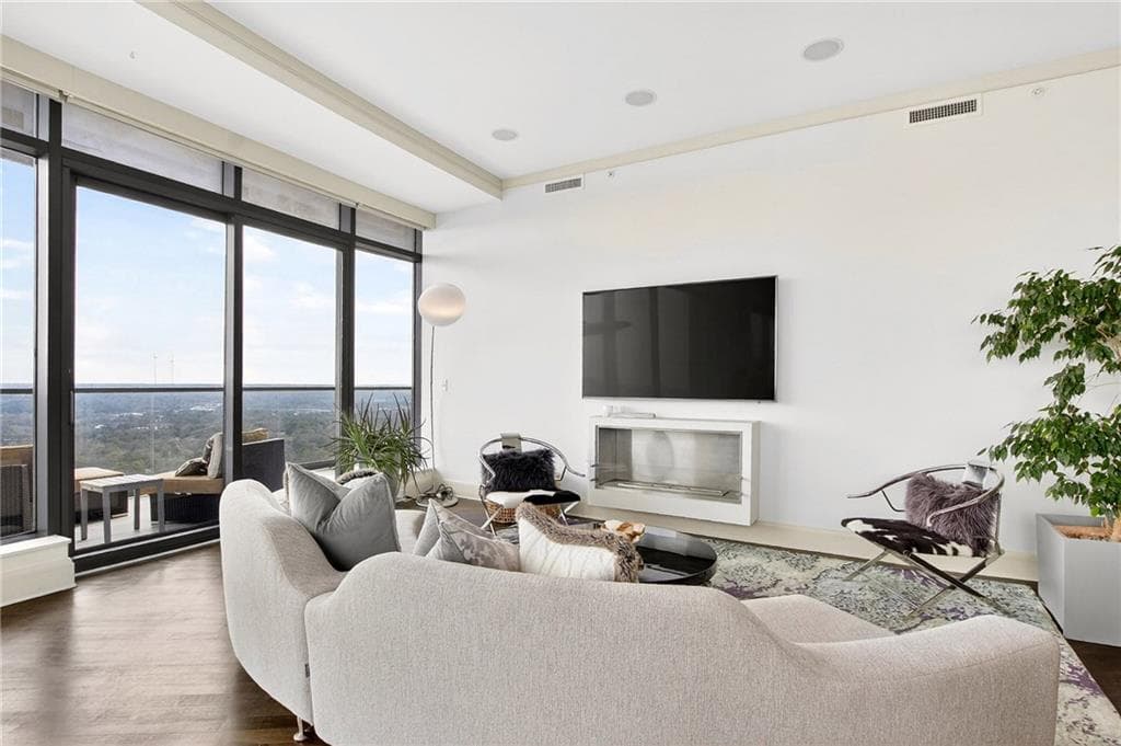 2 bedroom, 2 bathroom, 2,044 sq ft condominium for sale at 3344 Peachtree Road 2904, Atlanta, GA 30326 — photo 8