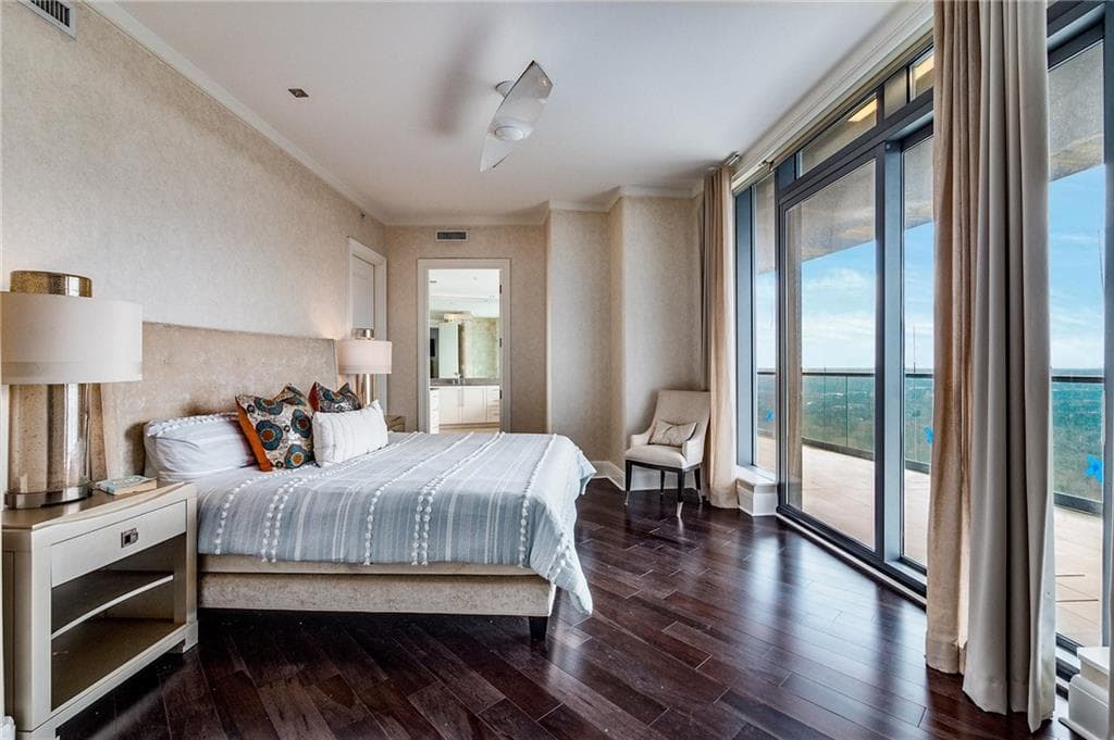 2 bedroom, 3 bathroom, 2,428 sq ft condominium for sale at 3344 Peachtree Road 3301, Atlanta, GA 30326 — photo 4