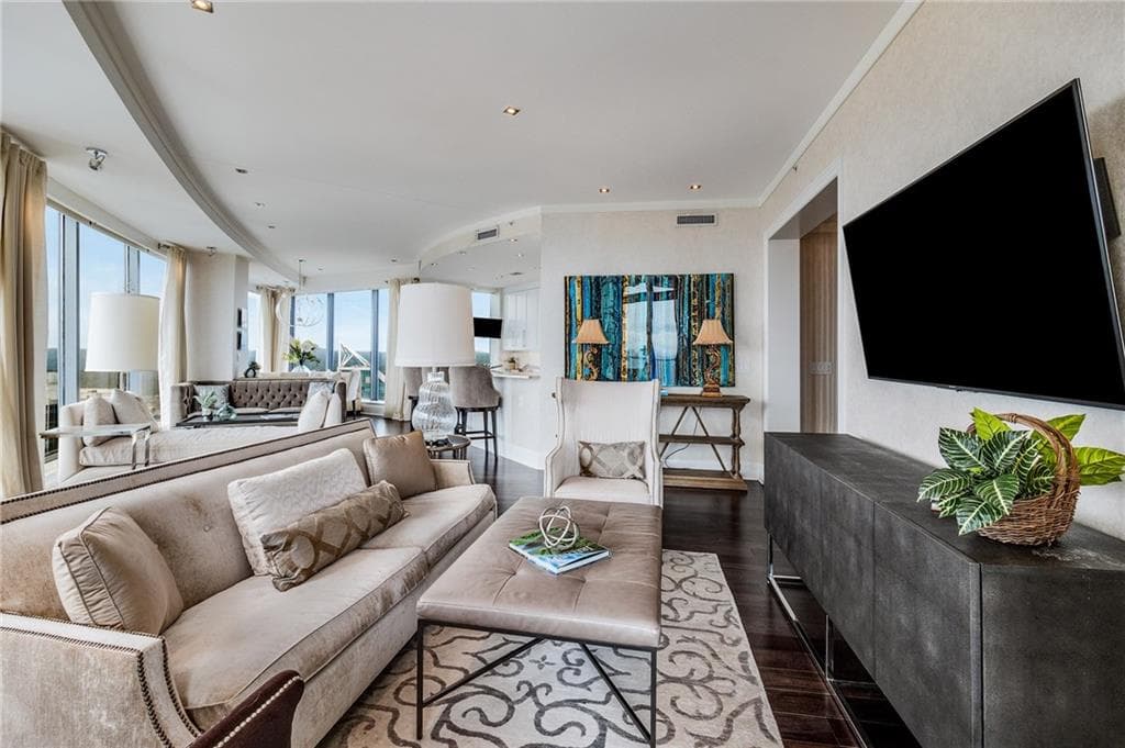 2 bedroom, 3 bathroom, 2,428 sq ft condominium for sale at 3344 Peachtree Road 3301, Atlanta, GA 30326 — photo 7
