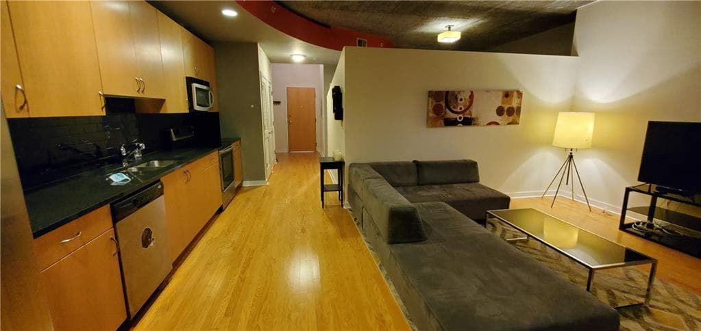 1 bedroom, 1 bathroom, 730 sq ft condominium for rent at 400 W Peachtree Street 2907, Atlanta, GA 30308 for $1,950 a month — photo 4