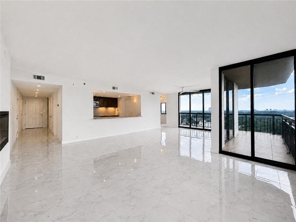 3 bedroom, 3 bathroom, 2,100 sq ft condominium for sale at 3481 Lakeside Drive P201, Atlanta, GA 30326 — photo 4