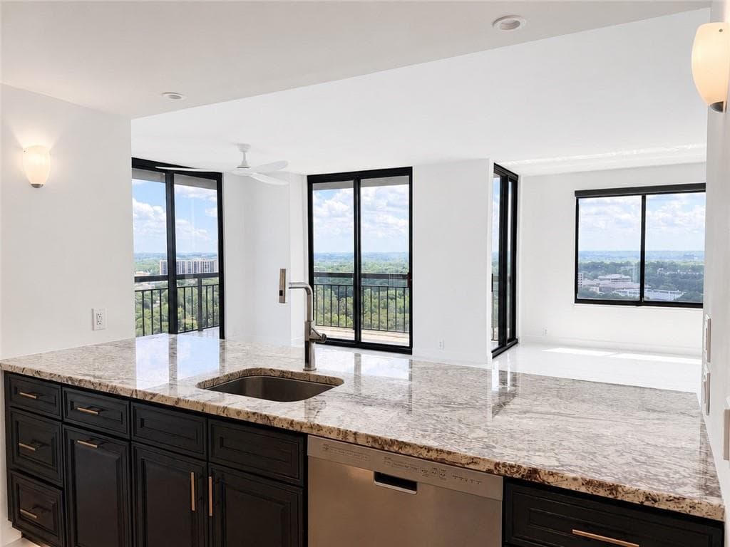 3 bedroom, 3 bathroom, 2,100 sq ft condominium for sale at 3481 Lakeside Drive P201, Atlanta, GA 30326 — photo 7