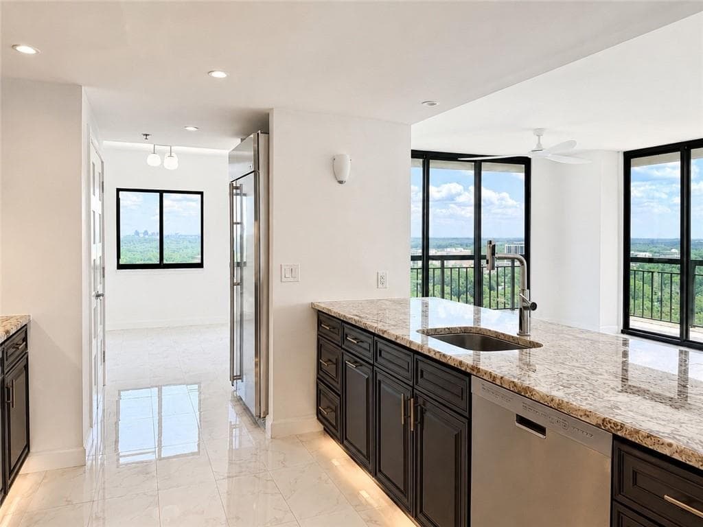 3 bedroom, 3 bathroom, 2,100 sq ft condominium for sale at 3481 Lakeside Drive P201, Atlanta, GA 30326 — photo 8