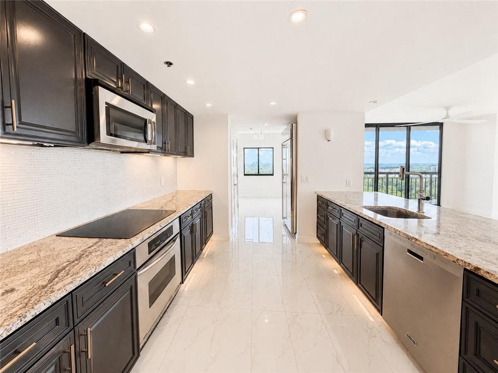 3 bedroom, 3 bathroom, 2,100 sq ft condominium for sale at 3481 Lakeside Drive P201, Atlanta, GA 30326 — photo 9