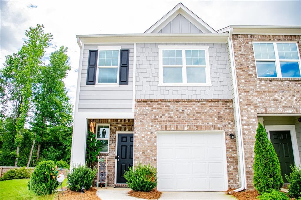 3 bedroom, 3 bathroom, 1,672 sq ft townhouse for sale at 563 Magnolia Circle, Palmetto, GA 30268 — photo 1 of 54