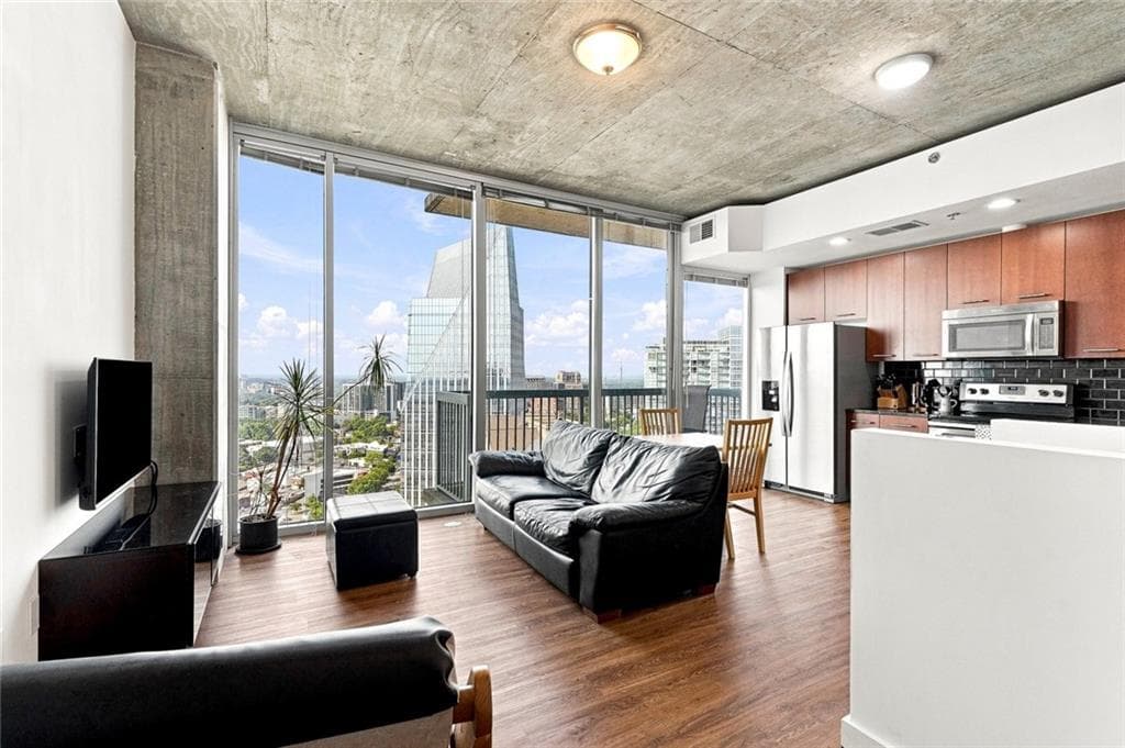 1 bedroom, 1 bathroom, 698 sq ft condominium for sale at 3324 Peachtree Road 2806, Atlanta, GA 30326 — photo 3