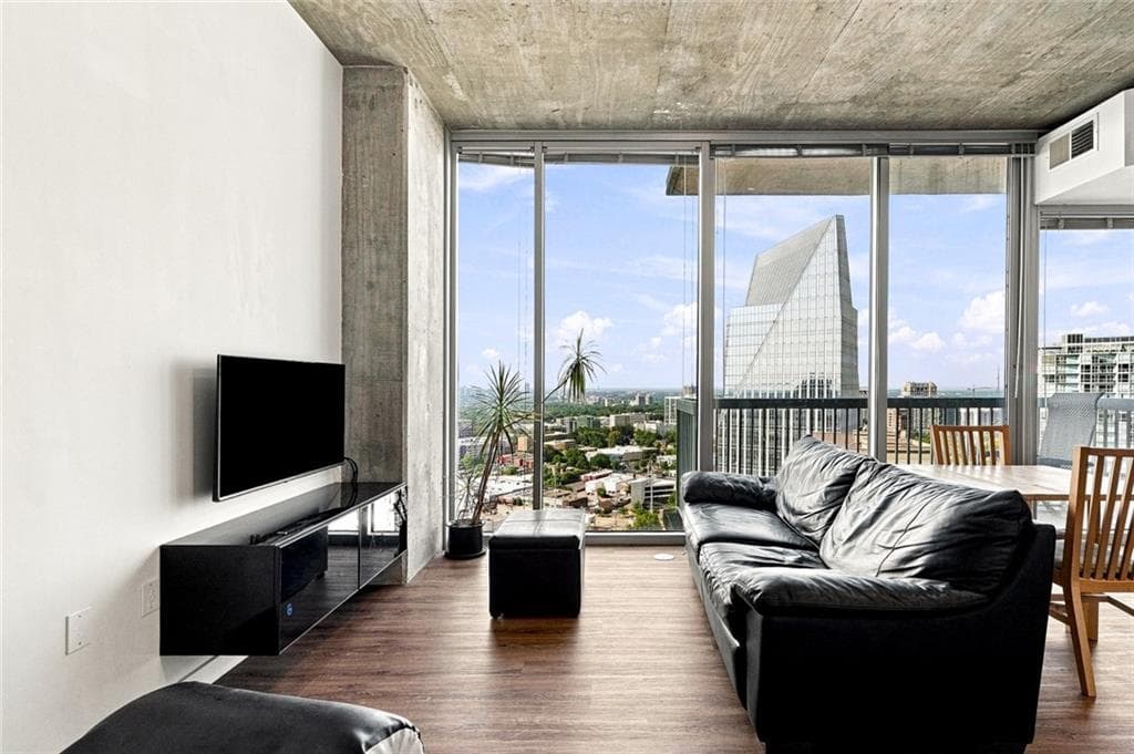 1 bedroom, 1 bathroom, 698 sq ft condominium for sale at 3324 Peachtree Road 2806, Atlanta, GA 30326 — photo 4