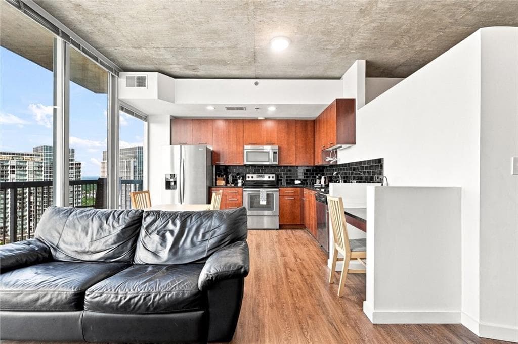 1 bedroom, 1 bathroom, 698 sq ft condominium for sale at 3324 Peachtree Road 2806, Atlanta, GA 30326 — photo 9