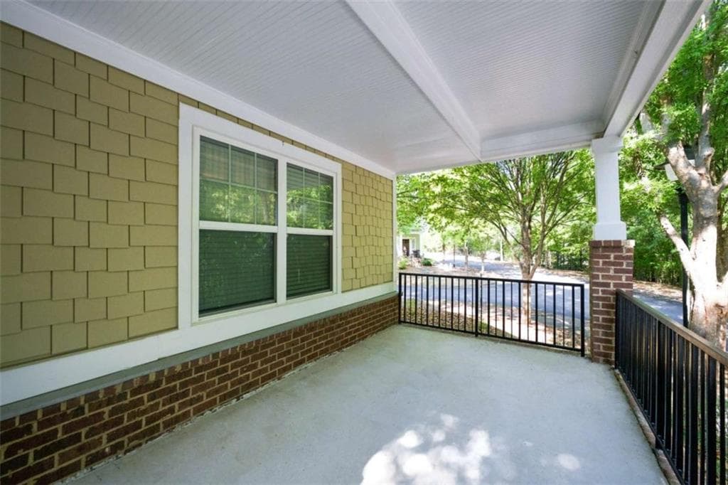 4 bedroom, 4 bathroom, 1,910 sq ft condominium under contract at 1035 Barnett Shoals Road 450, Athens, GA 30605 — photo 4