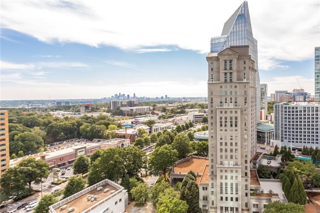 1 bedroom, 1 bathroom, 698 sq ft condominium for sale at 3324 Peachtree Road 2806, Atlanta, GA 30326 — photo 2