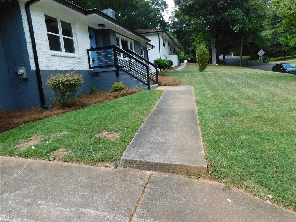 5 bedroom, 3 bathroom, 1,496 sq ft single family residence under contract at 195 W Lake Drive, Atlanta, GA 30314 — photo 3