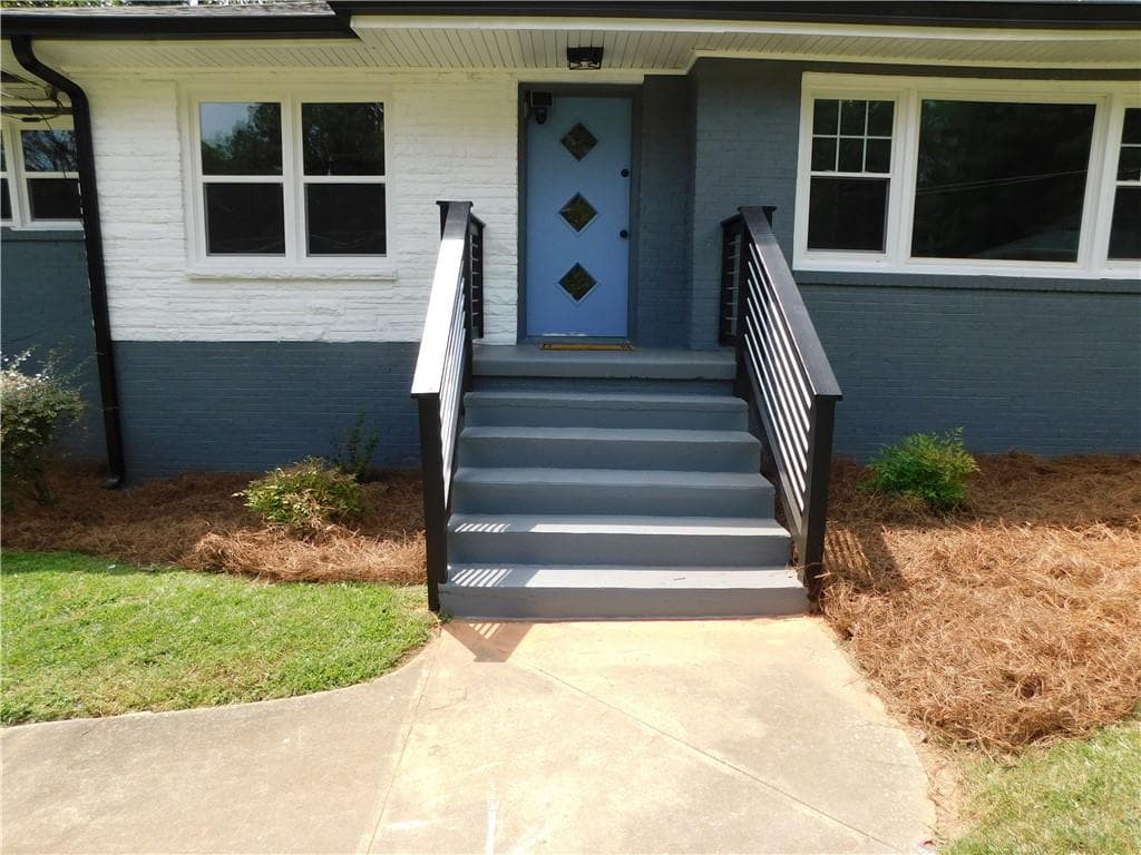 5 bedroom, 3 bathroom, 1,496 sq ft single family residence under contract at 195 W Lake Drive, Atlanta, GA 30314 — photo 4
