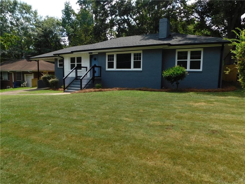 5 bedroom, 3 bathroom, 1,496 sq ft single family residence under contract at 195 W Lake Drive, Atlanta, GA 30314 — photo 5