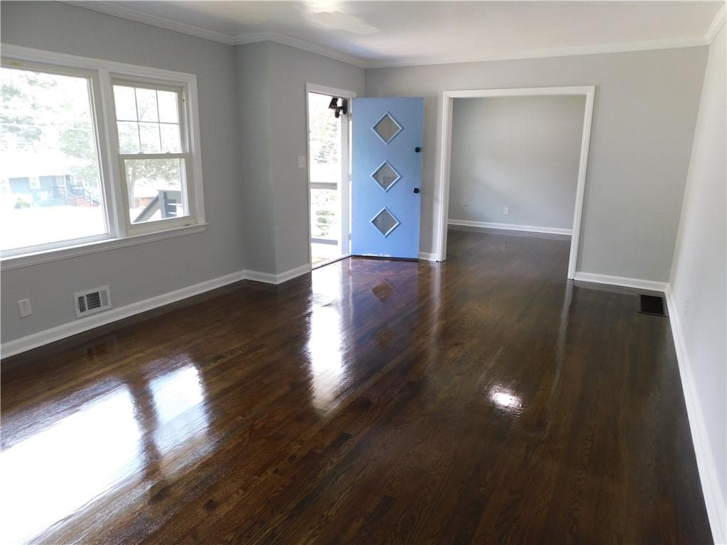 5 bedroom, 3 bathroom, 1,496 sq ft single family residence under contract at 195 W Lake Drive, Atlanta, GA 30314 — photo 9