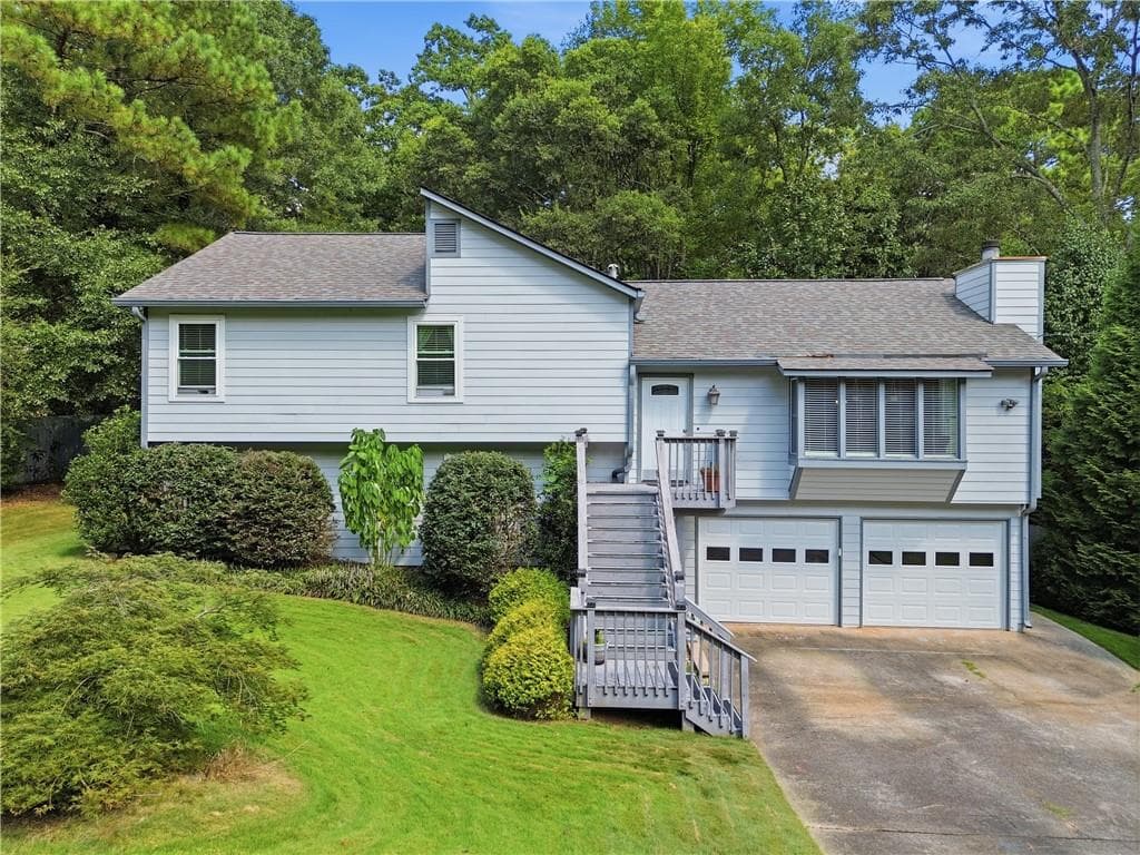 4 bedroom, 3 bathroom, 2,380 sq ft single family residence for sale at 5045 Ravenwood Drive, Marietta, GA 30066