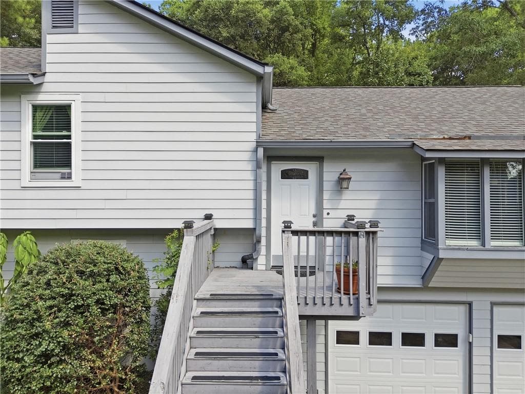4 bedroom, 3 bathroom, 2,380 sq ft single family residence for sale at 5045 Ravenwood Drive, Marietta, GA 30066 — photo 3