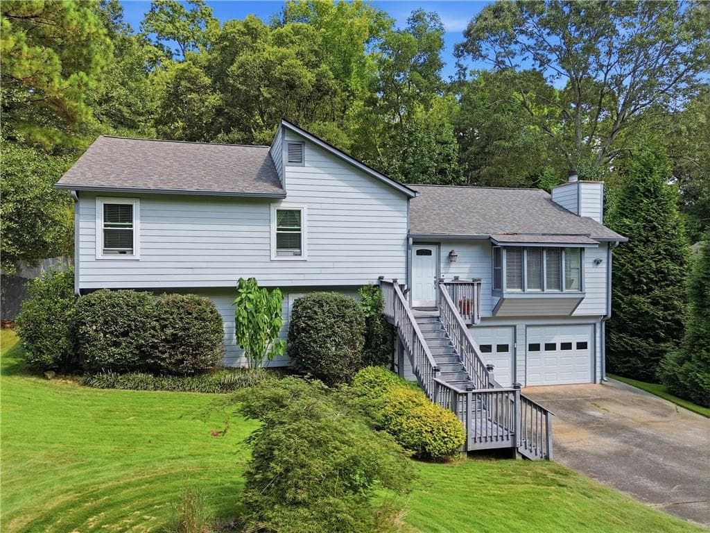 4 bedroom, 3 bathroom, 2,380 sq ft single family residence for sale at 5045 Ravenwood Drive, Marietta, GA 30066 — photo 2