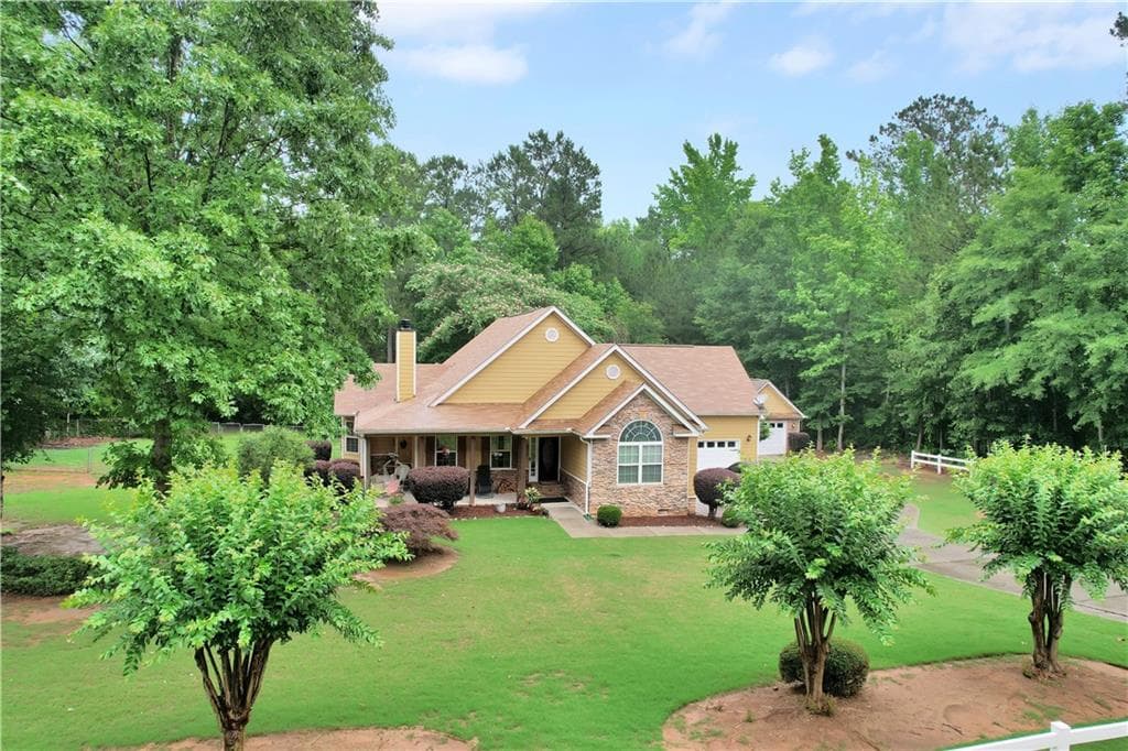 4 bedroom, 2 bathroom, 2,679 sq ft single family residence for sale at 149 Marina Circle, Jackson, GA 30233 — photo 2