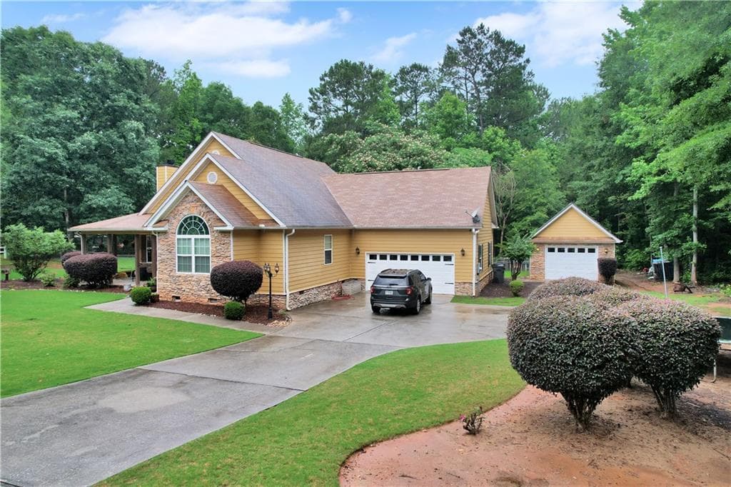4 bedroom, 2 bathroom, 2,679 sq ft single family residence for sale at 149 Marina Circle, Jackson, GA 30233 — photo 3