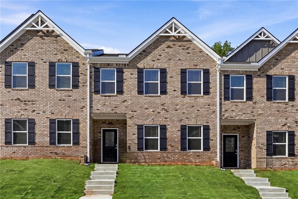 3 bedroom, 3 bathroom, 1,805 sq ft townhouse for sale at 3639 PARKWAY JAMES Drive, Snellville, GA 30039