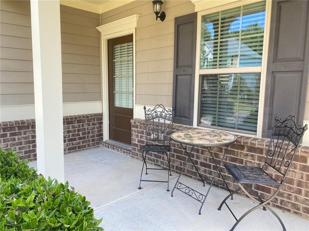4 bedroom, 3 bathroom, 2,600 sq ft single family residence under contract at 5910 Crescent Landing Drive, Cumming, GA 30028 — photo 3