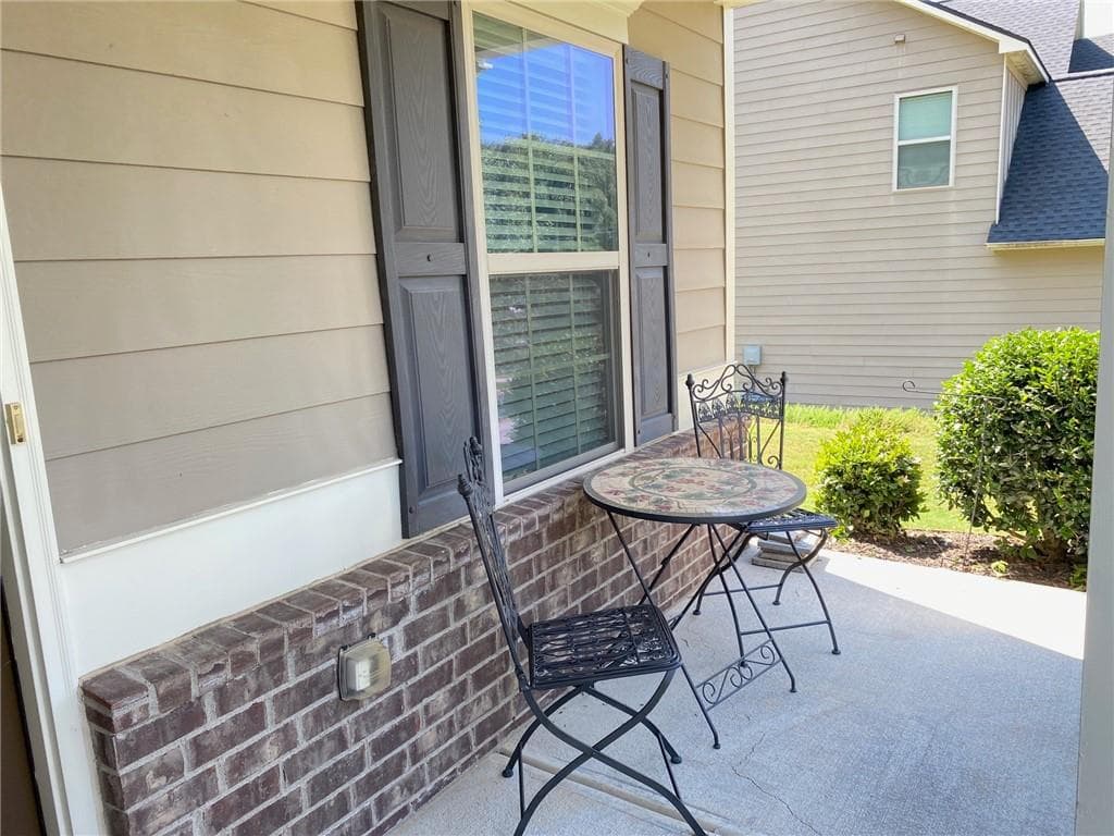 4 bedroom, 3 bathroom, 2,600 sq ft single family residence under contract at 5910 Crescent Landing Drive, Cumming, GA 30028 — photo 4