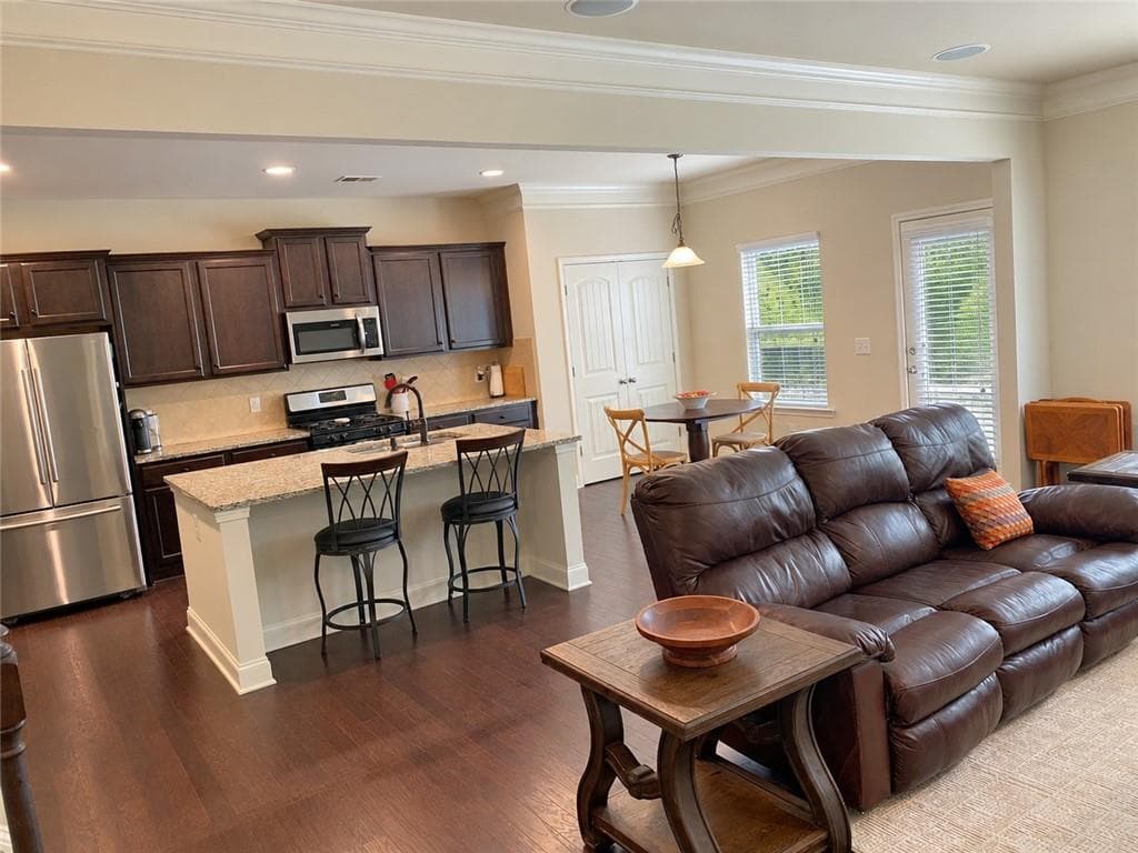 4 bedroom, 3 bathroom, 2,600 sq ft single family residence under contract at 5910 Crescent Landing Drive, Cumming, GA 30028 — photo 6