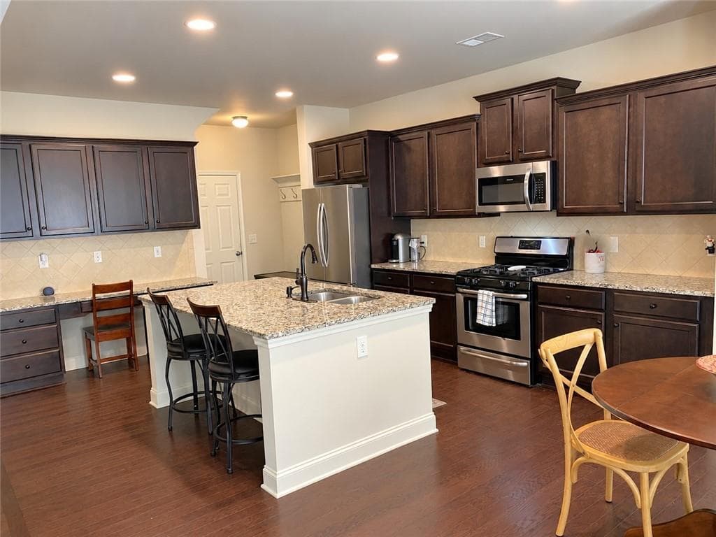4 bedroom, 3 bathroom, 2,600 sq ft single family residence under contract at 5910 Crescent Landing Drive, Cumming, GA 30028 — photo 7
