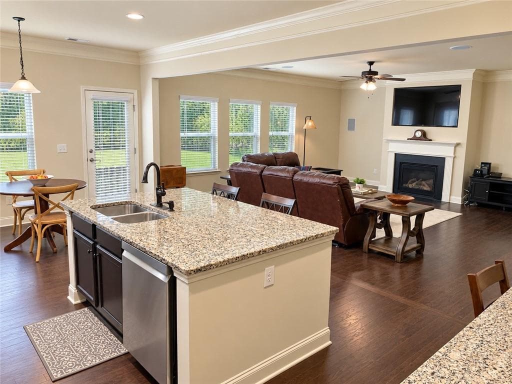 4 bedroom, 3 bathroom, 2,600 sq ft single family residence under contract at 5910 Crescent Landing Drive, Cumming, GA 30028 — photo 8
