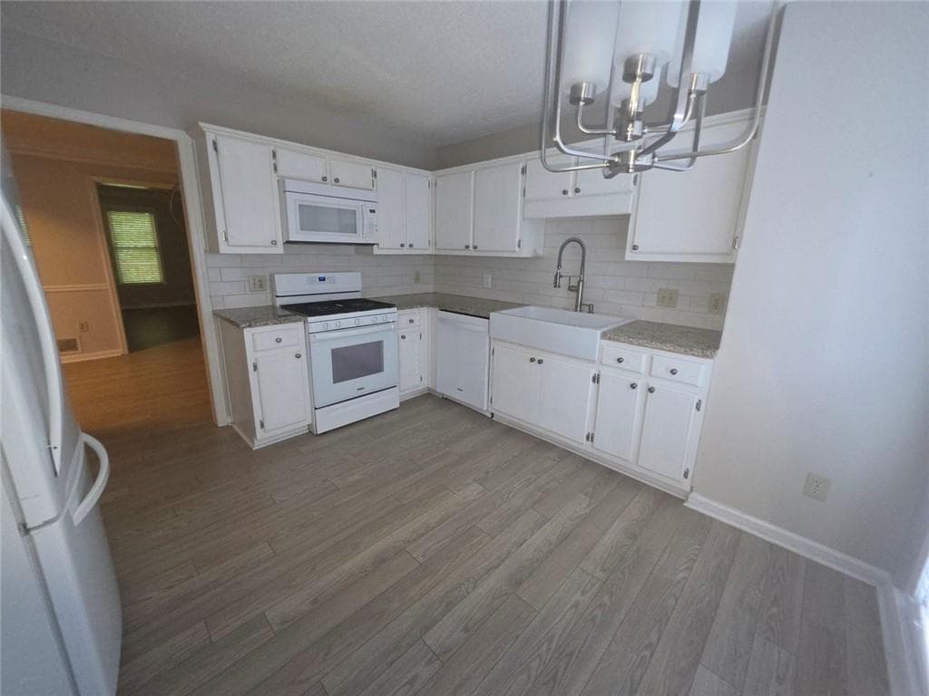 3 bedroom, 4 bathroom, 2,452 sq ft townhouse for sale at 3914 Meeting Street, Duluth, GA 30096 — photo 2