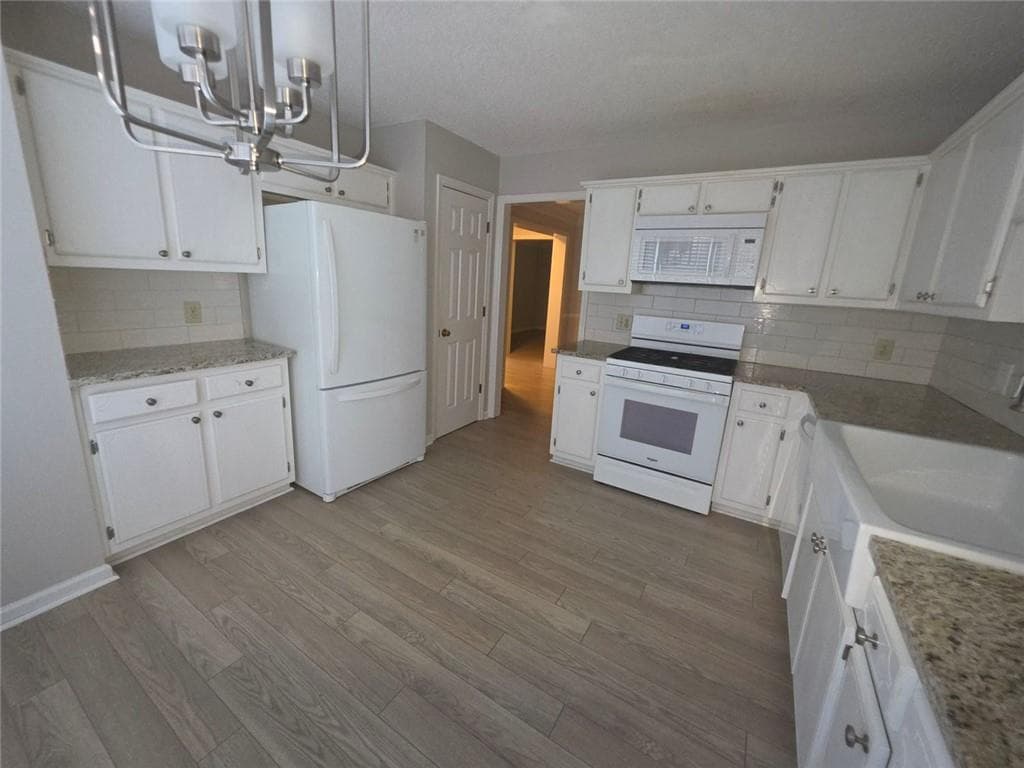 3 bedroom, 4 bathroom, 2,452 sq ft townhouse for sale at 3914 Meeting Street, Duluth, GA 30096 — photo 3