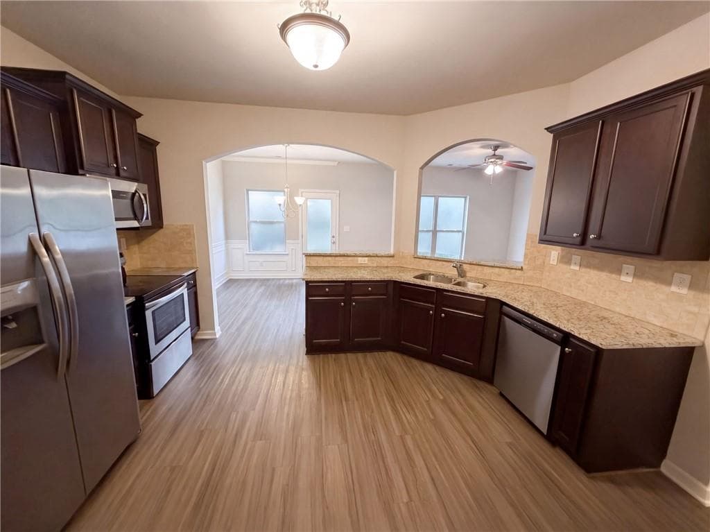 4 bedroom, 3 bathroom, 1,844 sq ft single family residence under contract at 4473 Ravenwood Drive, Union City, GA 30291 — photo 2