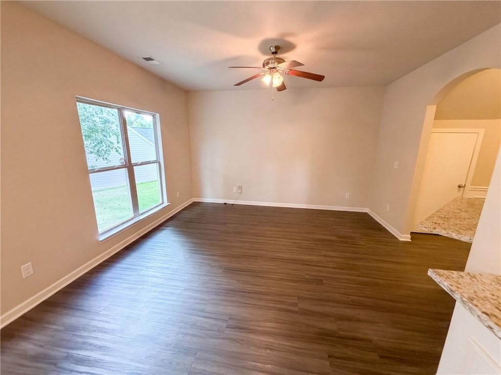 4 bedroom, 3 bathroom, 1,844 sq ft single family residence under contract at 4473 Ravenwood Drive, Union City, GA 30291 — photo 4
