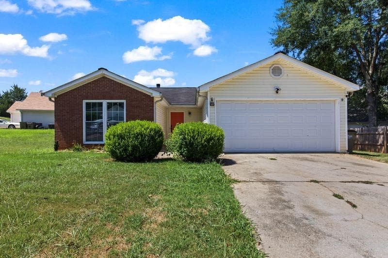 3 bedroom, 2 bathroom, 1,184 sq ft single family residence for sale at 511 Lakecourt Drive, Mcdonough, GA 30253