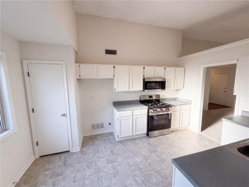 3 bedroom, 2 bathroom, 1,708 sq ft single family residence for sale at 2119 Crystal Lake Drive, Lawrenceville, GA 30044 — photo 2