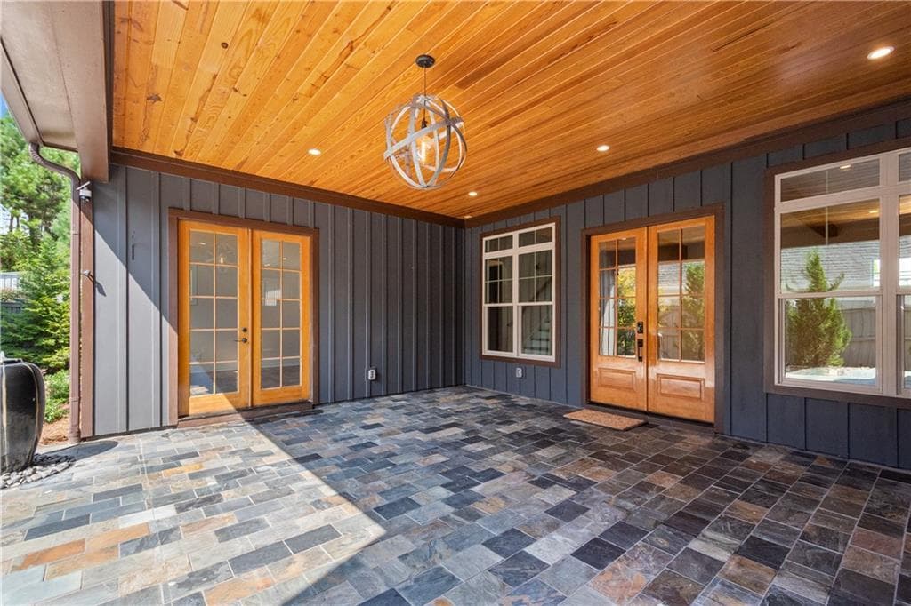 4 bedroom, 5 bathroom, 3,599 sq ft single family residence under contract at 220 Arbor Garden Circle, Newnan, GA 30265 — photo 4