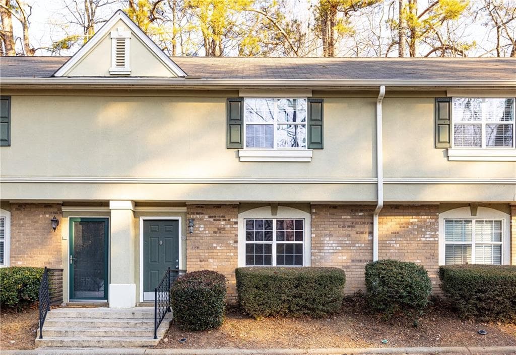 2 bedroom, 3 bathroom, 1,324 sq ft condominium for sale at 6900 Roswell Road #L4, Sandy Springs, GA 30328 — photo 2