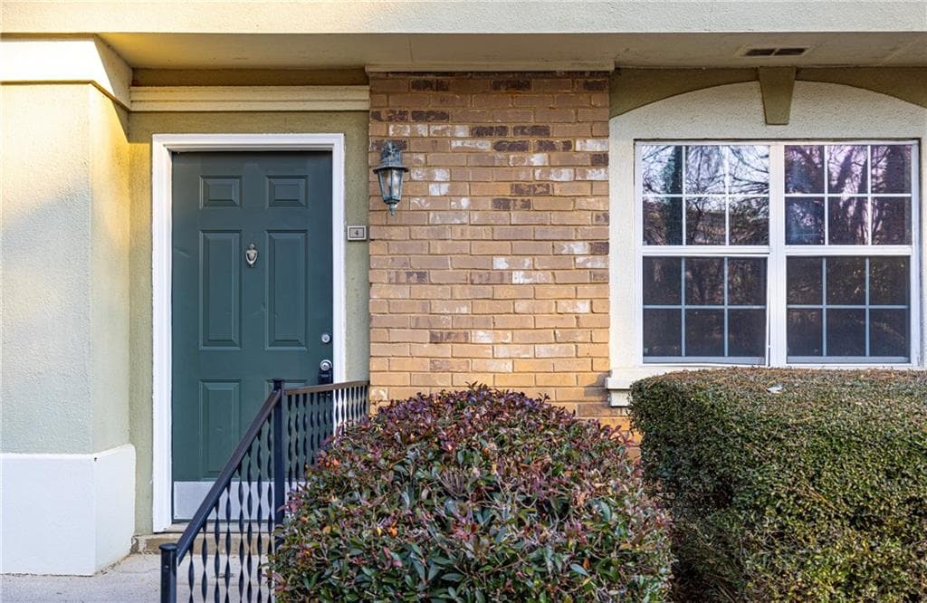 2 bedroom, 3 bathroom, 1,324 sq ft condominium for sale at 6900 Roswell Road #L4, Sandy Springs, GA 30328 — photo 3