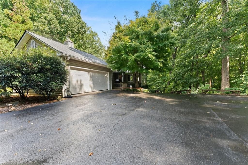 4 bedroom, 4 bathroom, 3,976 sq ft single family residence for sale at 731 Hidden Lakes Trail, Jefferson, GA 30549 — photo 4